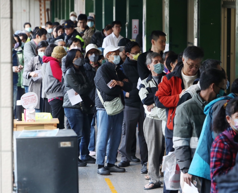 民眾在北市大安中學(xué)投票所排隊等候投票