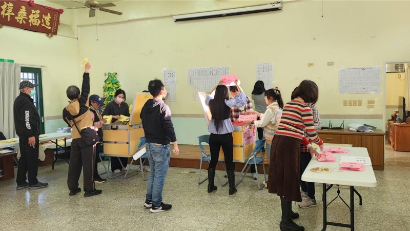 13日澎湖選縣的總統(tǒng)立委大選投票率創(chuàng)新低，不到五成。 圖為馬公市安宅投開票所開票情形。許逸民攝