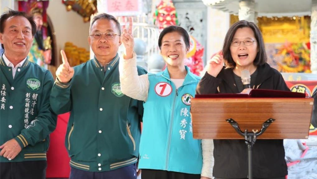 民進黨立委陳秀寶（右二）連任成功，蔡英文（右一）選前到彰化縣為她站臺助選。