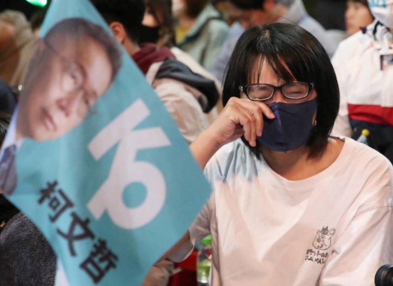 臺灣大選13日投票結(jié)束后開票，臺灣民眾黨正副領(lǐng)導人候選人柯文哲、吳欣盈競選總部出現(xiàn)大批支持者，關(guān)心開票情形，看著票數(shù)逐漸落后，忍不住落淚。