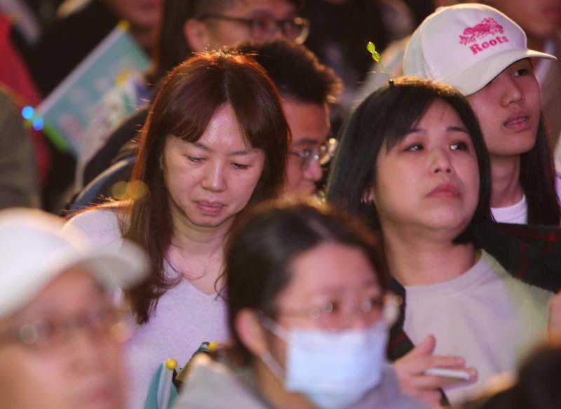 領(lǐng)導(dǎo)人“立委”選舉13日投票結(jié)束之后，許多民眾到柯文哲的競選總部關(guān)心開票情形，柯P的票數(shù)落后，支持者臉色難掩落寞。