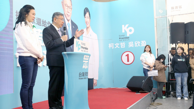 2024大選13日結(jié)果出爐，民眾黨候選人柯文哲（左二）及副手候選人吳欣盈（左一）召開“國際記者會”，會中柯文哲嚴(yán)詞否認(rèn)競選總干事黃珊珊（右一）是敗選“戰(zhàn)犯”，直言自己要負(fù)最大責(zé)任。