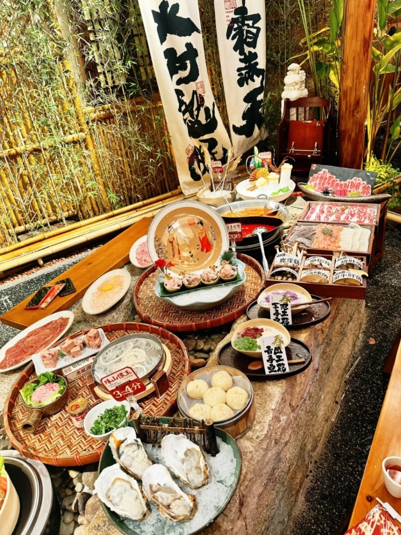 沉浸于如古城的環(huán)境內(nèi)吃火鍋