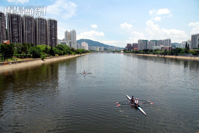 不少市民在城門河進(jìn)行水上活動。