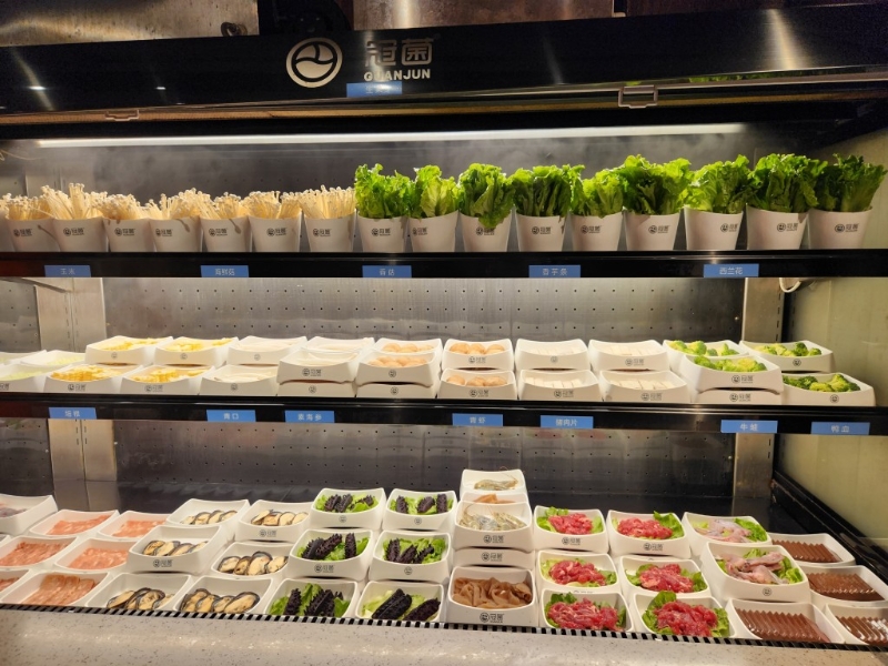 首日的自助任食打邊爐，有多款蔬菜、肉類可供選擇，也有一些熟食，如壽司、炸物等。