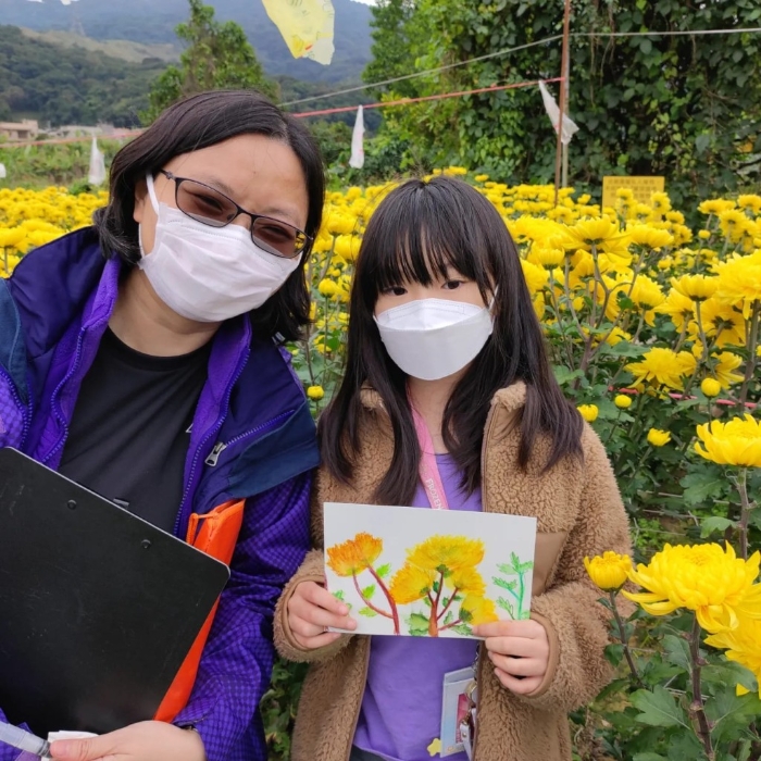 小朋友在家中或?qū)W校畫(huà)畫(huà)就多，不如試試走到郊外， 在真實(shí)的自然環(huán)境下寫(xiě)生，培養(yǎng)觀察力和專(zhuān)注力。