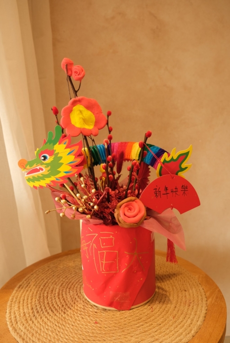 小花藝師與家長(zhǎng)一齊動(dòng)手制作一個(gè)充滿(mǎn)龍年 色彩的賀年擺設(shè)，配合顏色繽紛的花材，相當(dāng)搶眼。