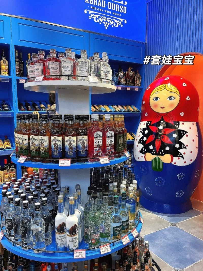 超市內(nèi)更放有巨型俄羅斯娃娃擺設(shè)
