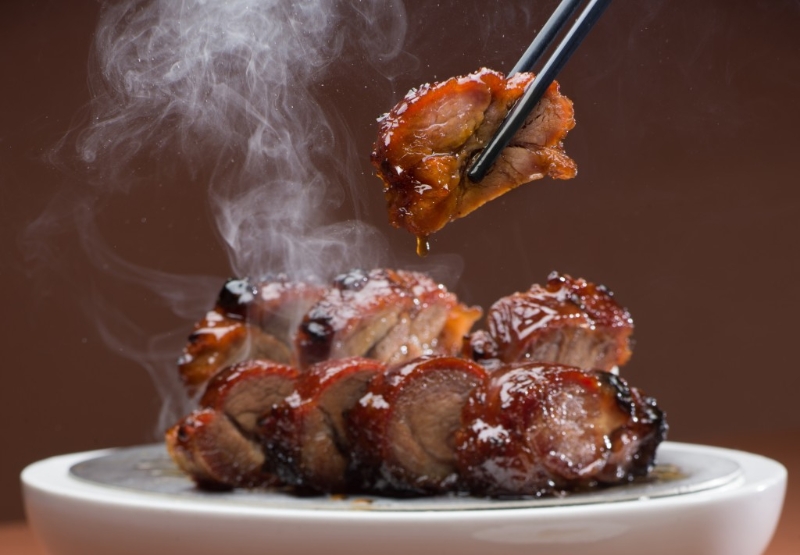 如中菜廳賀年菜——招牌黑豚叉燒（如意套餐），精選黑豚肉炮制，肉質(zhì)細致富肉味，加上古早燒味配方，原汁原味。