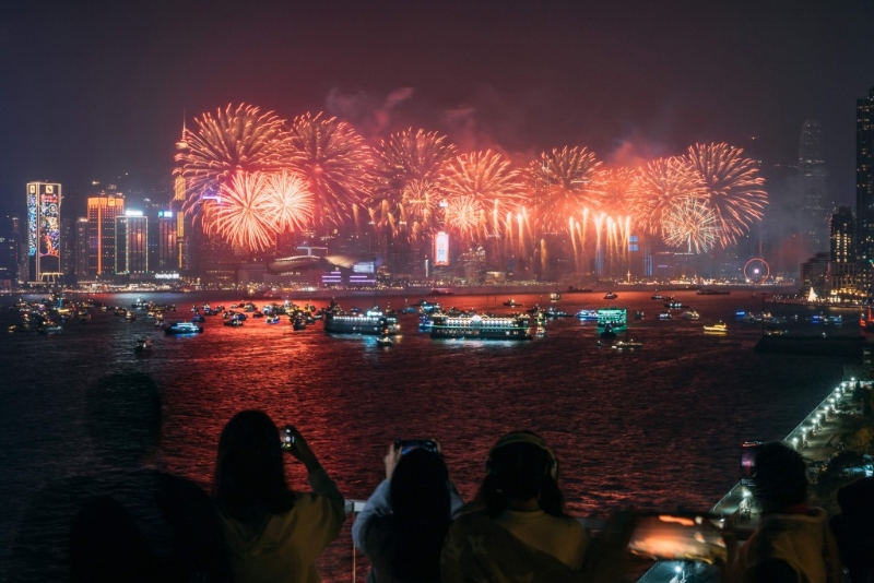 嘉里酒店大堂茶座新年璀璨煙花夜海鮮拼盤香檳套餐2位 $888（KH），包括波士頓龍蝦1只、鮑魚及鱈場蟹蟹腳各4只等，首40名惠顧客人可免費進入Red Sugar貴賓區(qū)，欣賞農(nóng)歷新年煙花匯演。