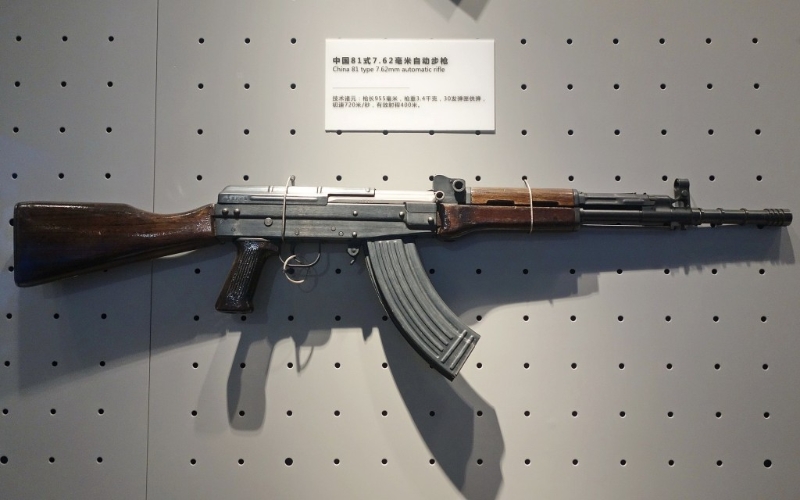 田明建在部隊(duì)中盜走81式步槍犯案。 網(wǎng)絡(luò)圖片