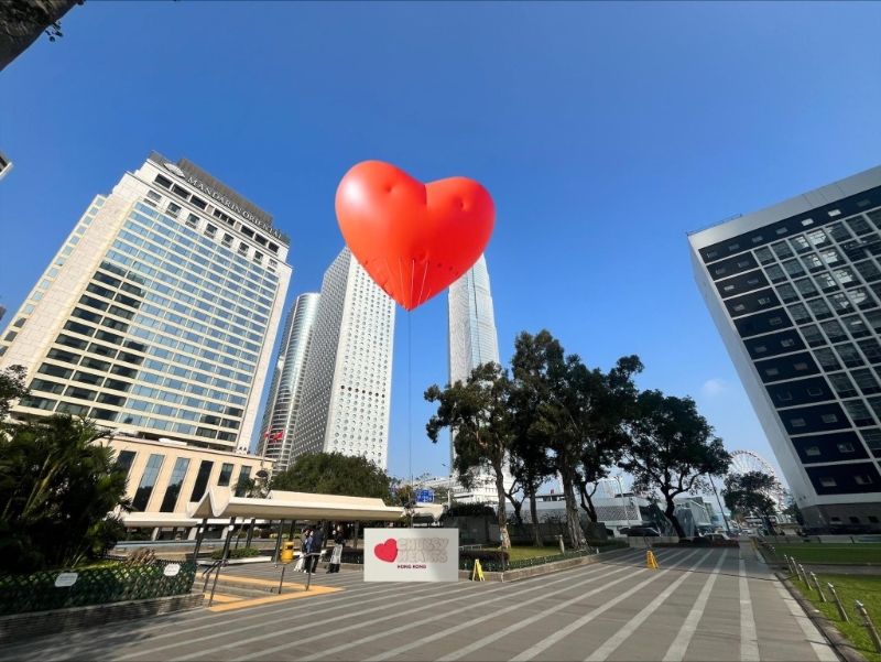 直徑12米的紅心一連11日在中環(huán)皇后像廣場(chǎng)登場(chǎng)。