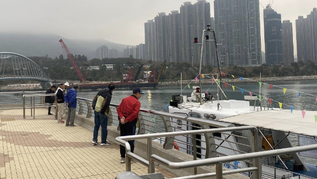 將軍澳街渡迎來首個上班日，早上繁忙時段8時15分由將軍澳開出的航班，岸上等候的乘客不足10人。