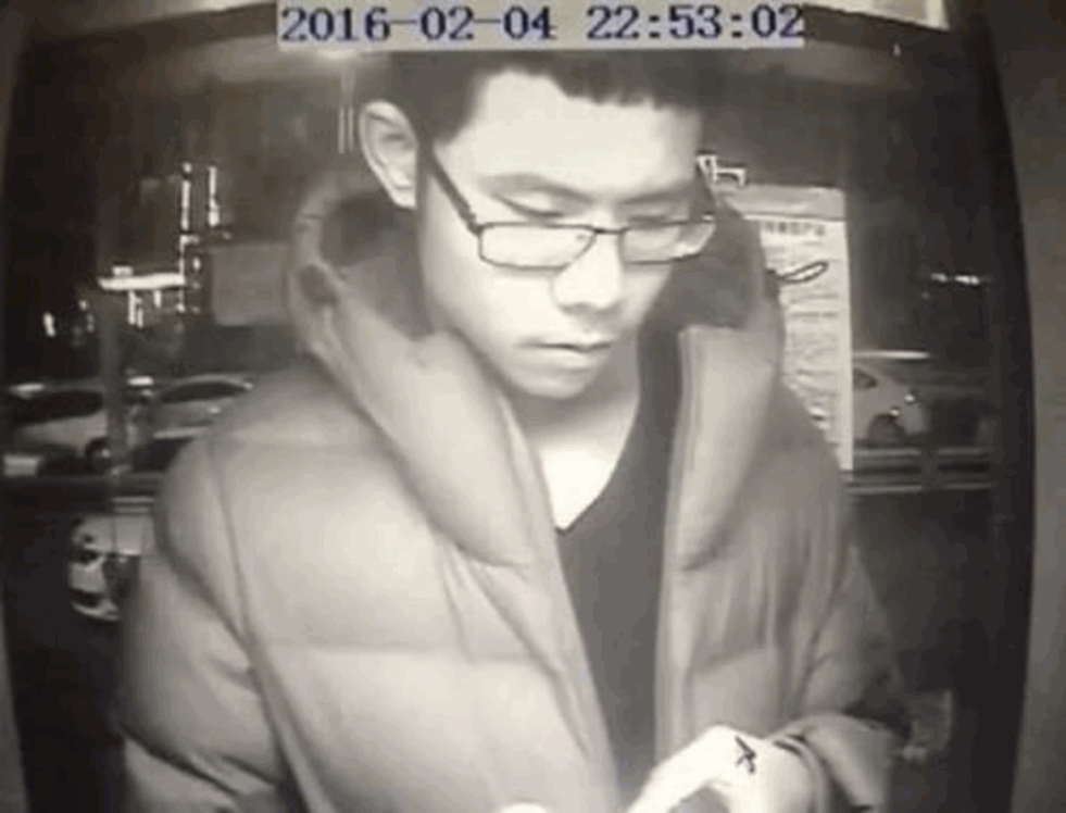 吳謝宇在一處ATM取款時留下的閉路電視畫面。.png
