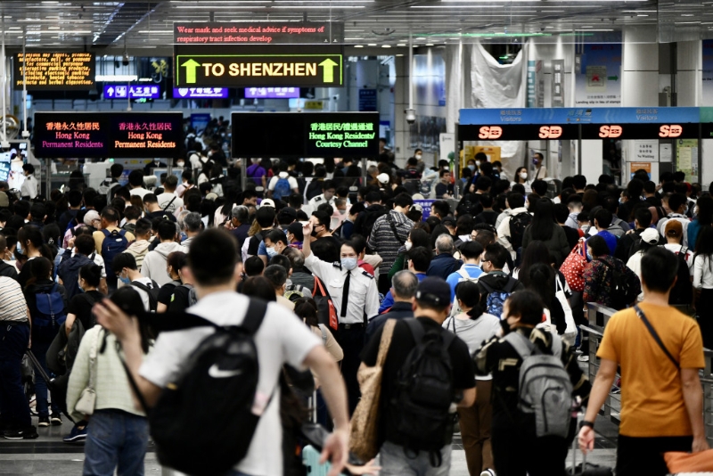 大批市民北上消費(fèi)。資料圖片