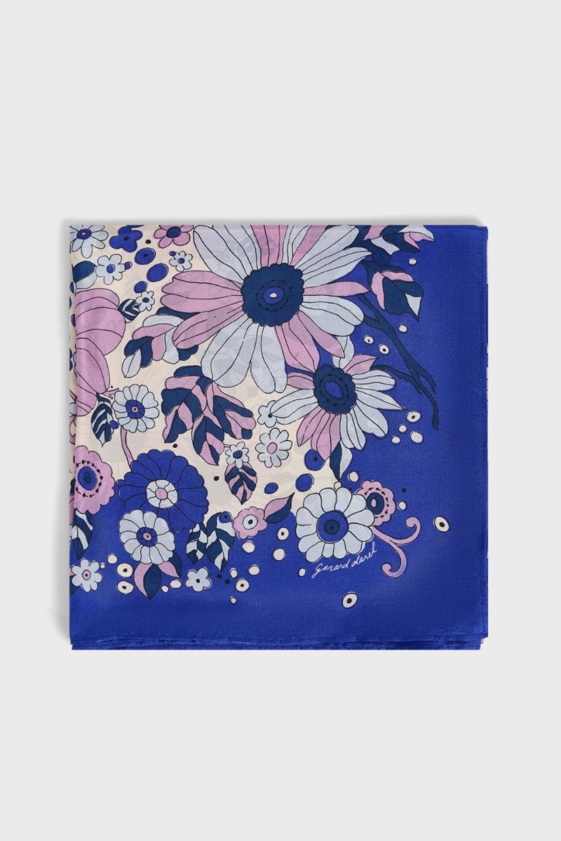 rue Madame Gerard Darel絲巾 $1,475，絲巾上的花卉圖案啟發(fā)自上世紀七十年代的圖案。