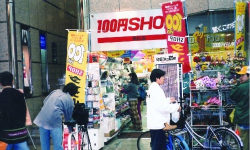 1990年代日本泡沫經(jīng)濟(jì)爆破，在工資停滯不前情況下，日本人對(duì)物美價(jià)廉的商品需求旺盛，DAISO剛好迎合了這一消費(fèi)趨勢(shì)，迅速在日本擴(kuò)張并發(fā)展連鎖經(jīng)營模式。