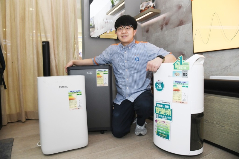 豐澤電器高級顧客服務顧問Mac Chan指出在港主售壓縮式抽濕機，優(yōu)點除耗電量低、抽濕范圍大，還有抽濕量高。