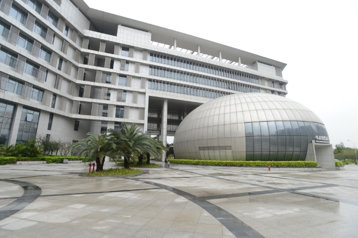 港大深圳醫(yī)院為三級甲等醫(yī)院，由深圳政府投資，採港式管理的大型綜合性公立醫(yī)院。