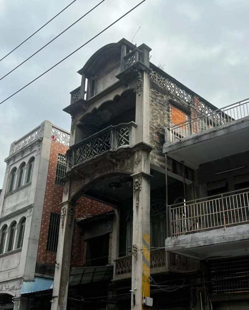 東莞嶺南建筑｜1. 石龍老街　天王郭富城祖居，樓高三層的嶺南典型騎樓建筑，造工講究，在當(dāng)年可是奢侈豪宅。（圖片來源：小紅書）