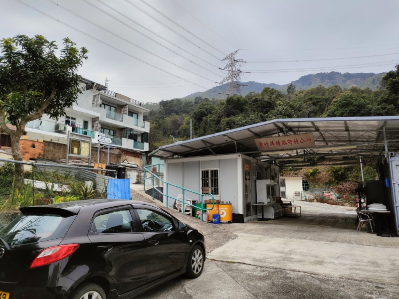火炭黃竹洋村位于沙田火炭與針草坳之間一個鄉(xiāng)村，迄今已有300余年歷史，目前人口約有200多人。