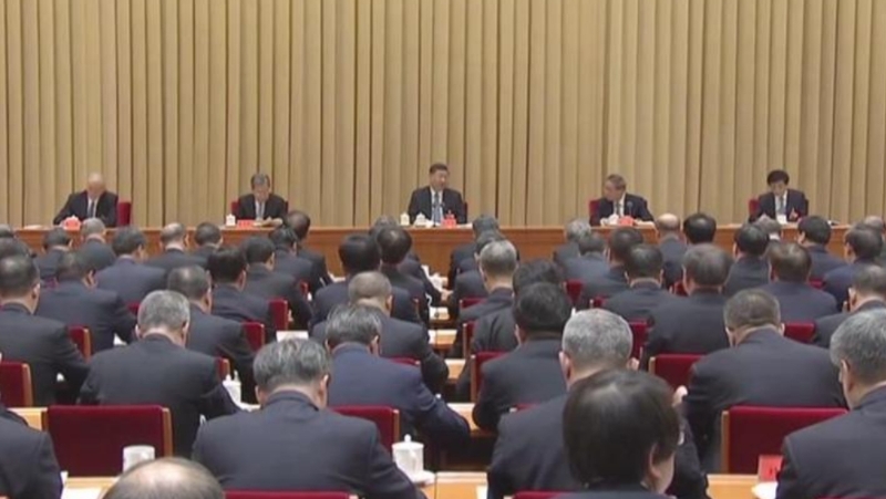 近日召開的中央政治局會議和中央經(jīng)濟工作會議，要求“唱響中國經(jīng)濟光明論”。