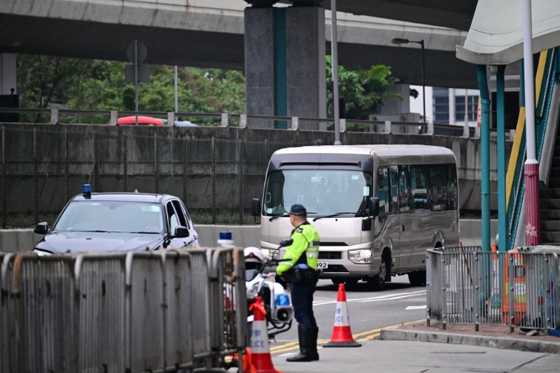 夏寶龍乘坐專車早上到中聯(lián)辦。