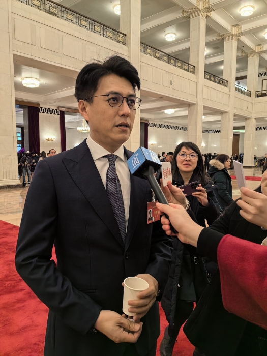 靳東