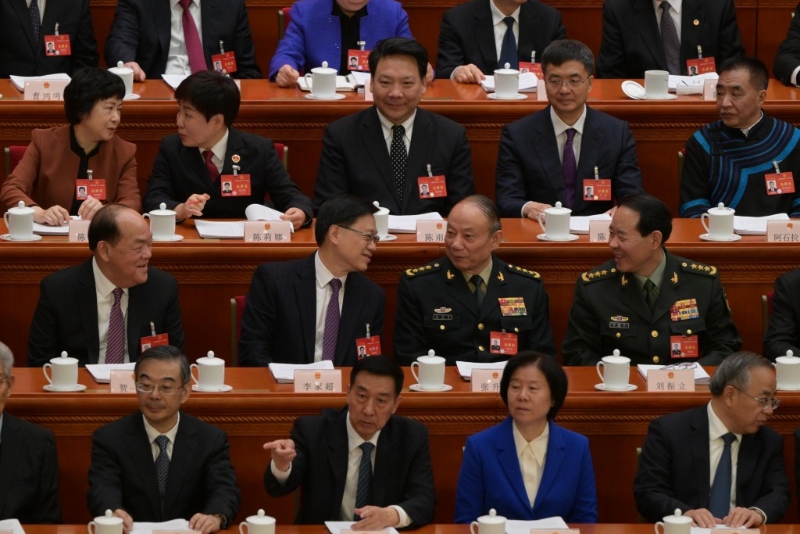 李家超與身旁的中央軍委委員張升民、劉振立交談