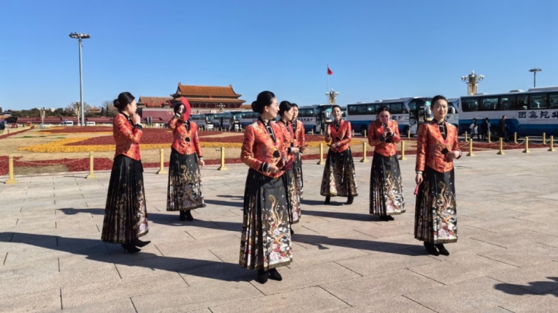 兩會工作人員身著馬面裙。