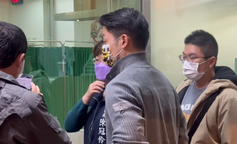 臺灣康橋中學(xué)校車翻車18人受傷