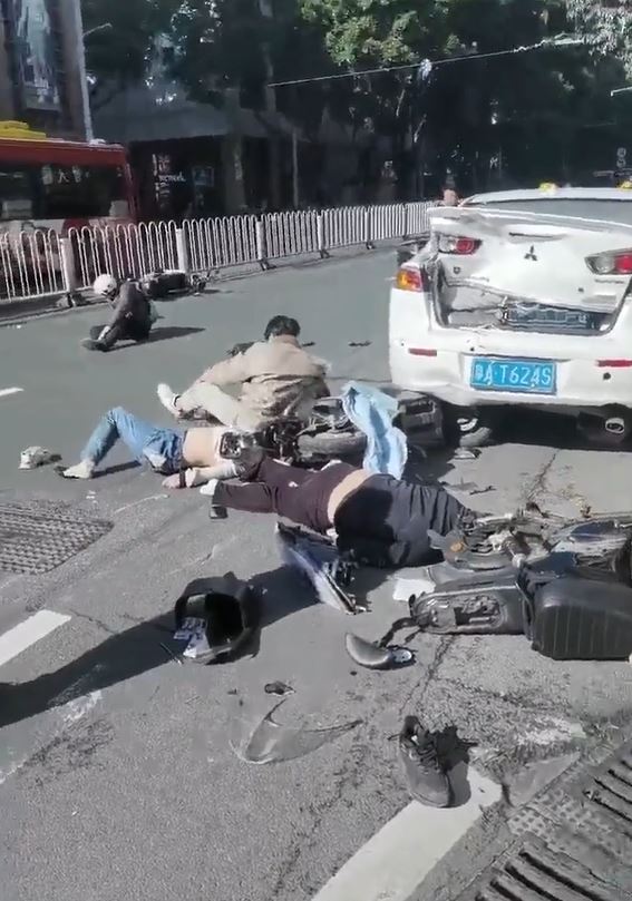 廣州房車鬧市亂沖撞，傳最少12人倒地2