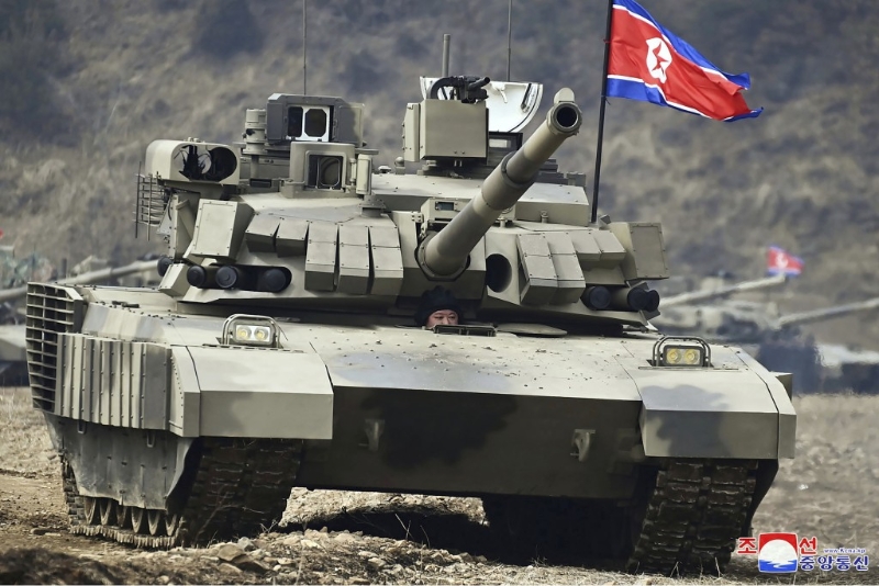 金正恩親自駕駛坦克