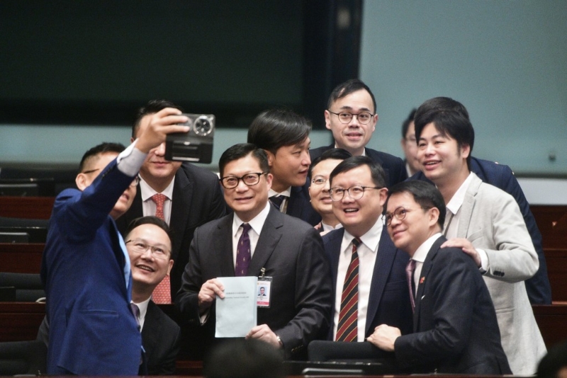 保安局局長鄧炳強(qiáng)與民建聯(lián)一眾議員合照。