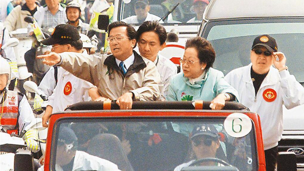陳水扁（左）與呂秀蓮（右）2004年3月19日遇襲事發(fā)照