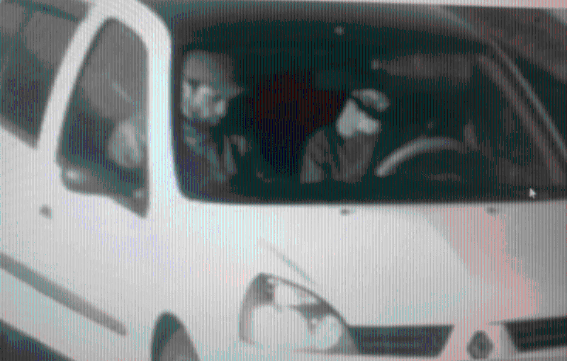 槍手搭乘一輛白色車逃離現(xiàn)場