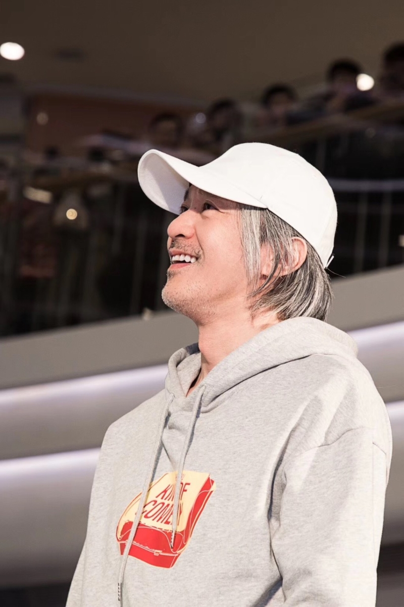 現(xiàn)年61歲的周星馳近年退居幕后。