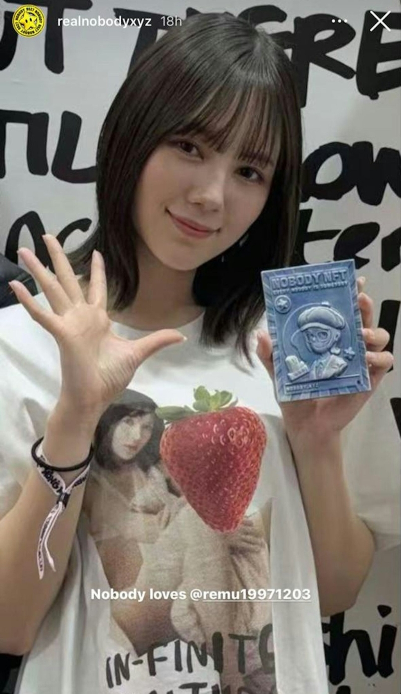 原來日前來港參展的日本AV女優(yōu)涼森玲夢都有買入周星馳的陶瓷卡。
