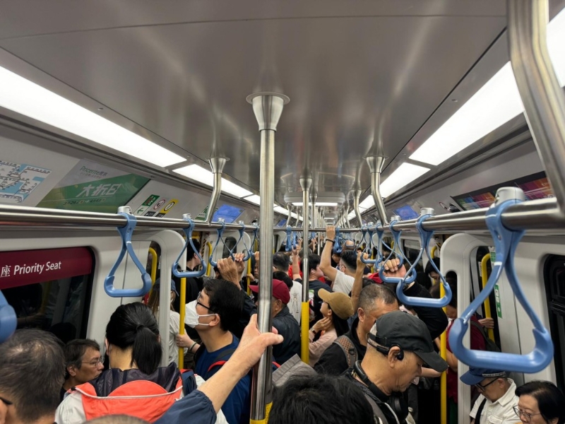 港鐵車箱內(nèi)迫滿過關(guān)的人潮。