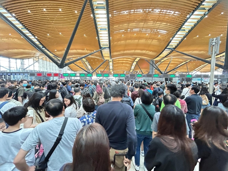 港珠澳大橋出入境大堂擠滿北上的人潮