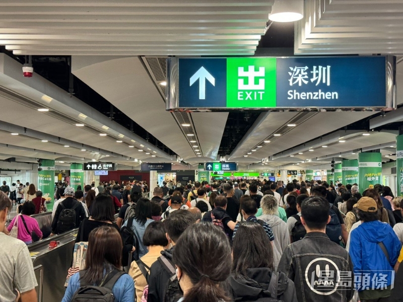 港鐵更宣布由于乘客眾多，實施人潮管制，等候約5分鐘才獲放行。 陳俊豪攝