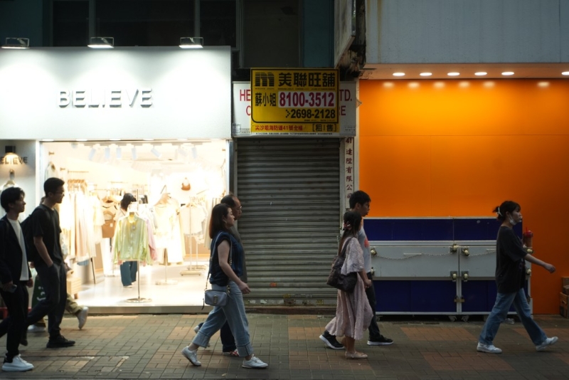 尖沙咀街頭有鋪位空置正在招租。 劉駿軒攝