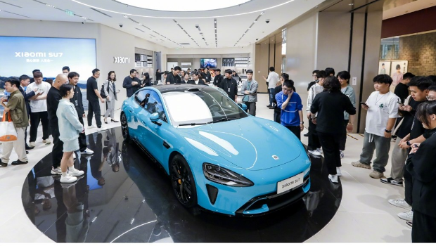 小米汽車的直營店，小米SU7純電動轎車在店內(nèi)展示