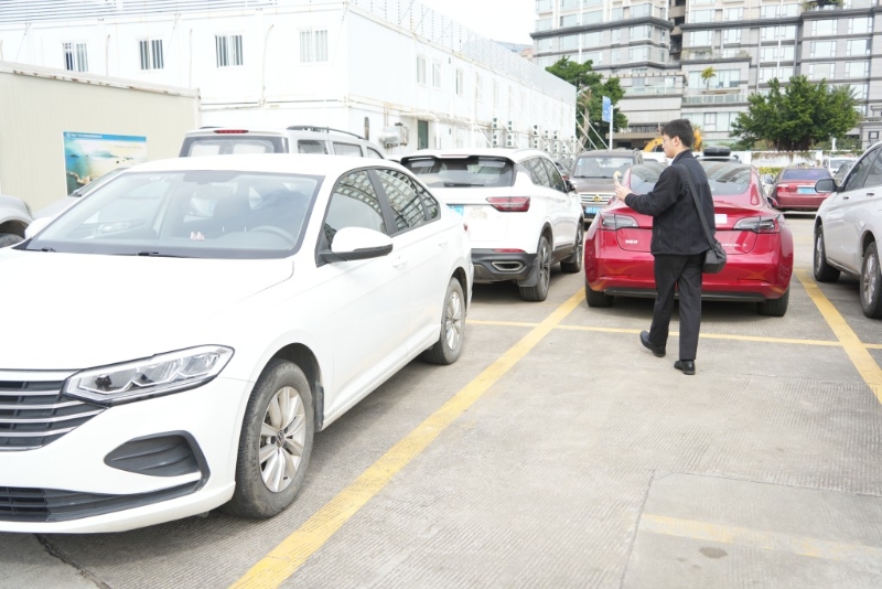 取車后先圍繞車身觀察，并拍下影片。