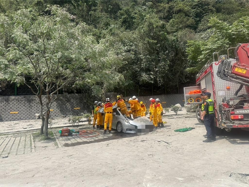 匯德隧道落石砸死轎車內(nèi)的31歲張姓男乘客。