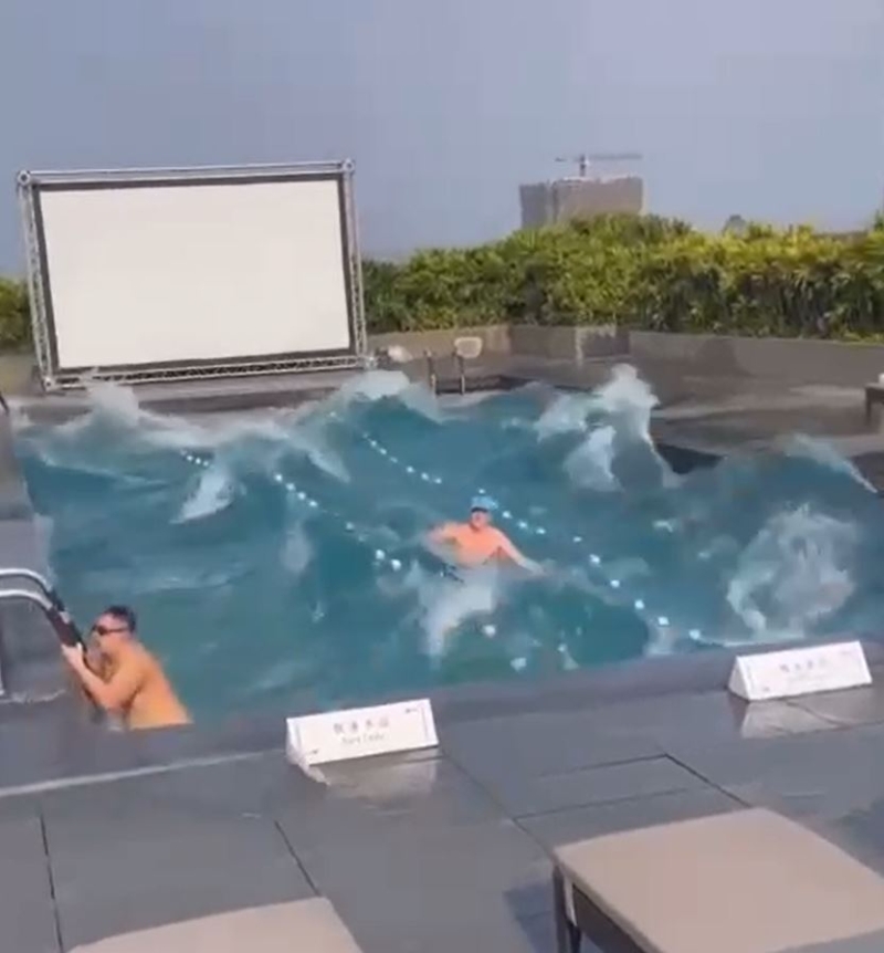 泳池男子無(wú)法站穩(wěn)。