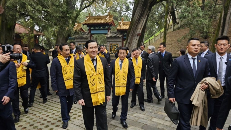 國臺辦副主任仇開明先陪馬英九在黃帝陵上香致祭