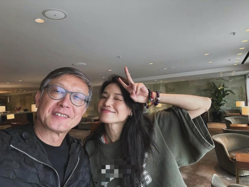 5日舒淇在IG貼了一張與劉偉強導演在機場的合照，淡妝的舒淇做出單眼舉V的勝利手勢，調皮樣子令她眼紋及樹根頸紋乍現。