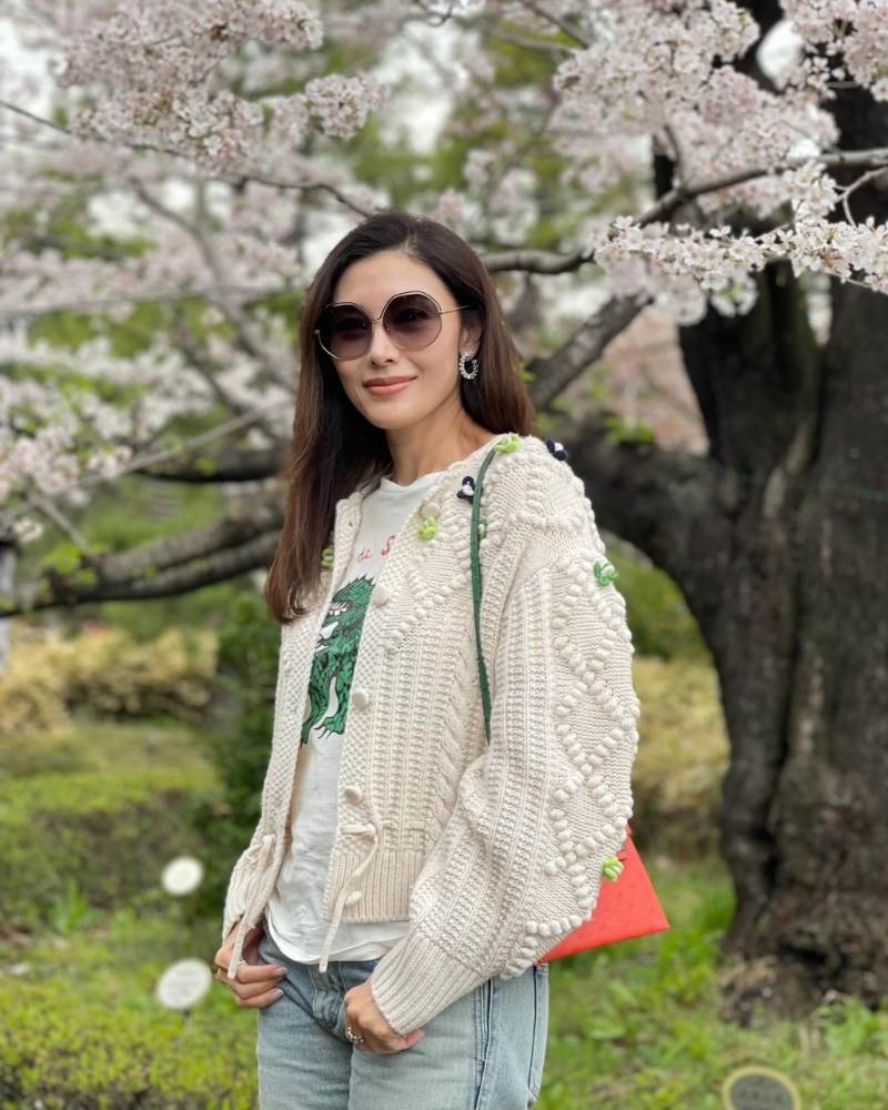 李嘉欣背著23萬鴕鳥皮Hermès mini Kelly勁搶鏡，盡顯豪門貴氣。