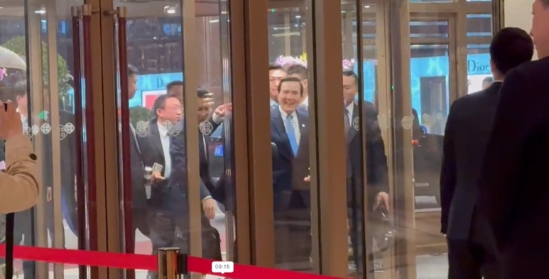 馬英九在眾人攙扶下走進(jìn)飯店大門(mén)。